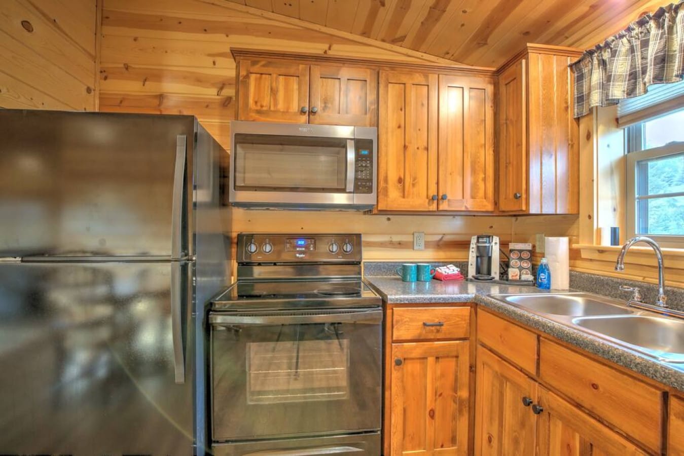 Full kitchen with stove, oven and refrigerator in the Aspen Suite