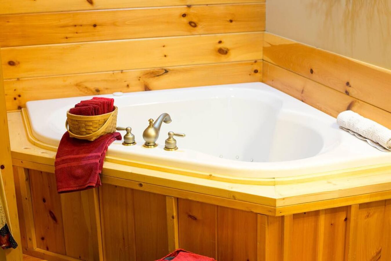 Indoor jetted tub for two in the Grace Suite at Blessings Lodge